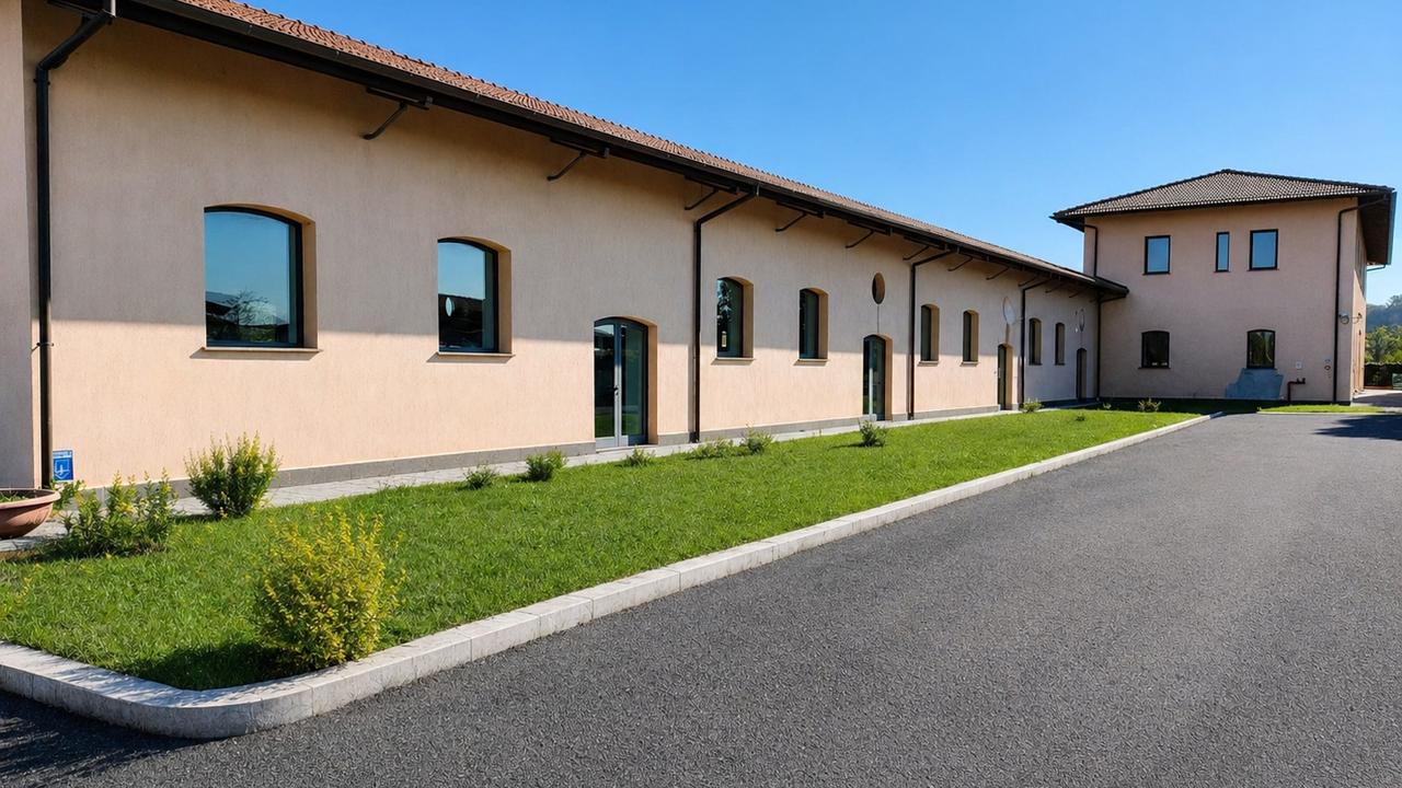Facciata esterna con finestre ad arco e tetto in tegole.
