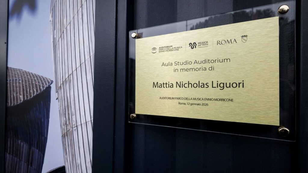 Targa in ottone su parete scura con i loghi di Auditorium Parco della Musica Ennio Morricone, Musica per Roma Fondazione e Roma Capitale. Testo: Aula Studio Auditorium in memoria di Mattia Nicholas Liguori – Roma, 12 gennaio 2026