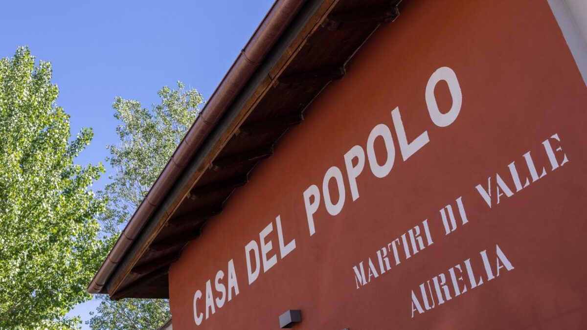 Facciata con scritta Casa del Popolo Martiri di Valle Aurelia