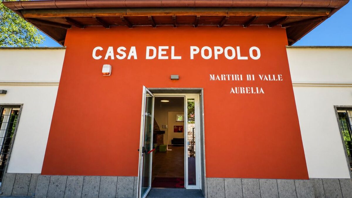 Ingresso esterno Casa del Popolo con porta aperta