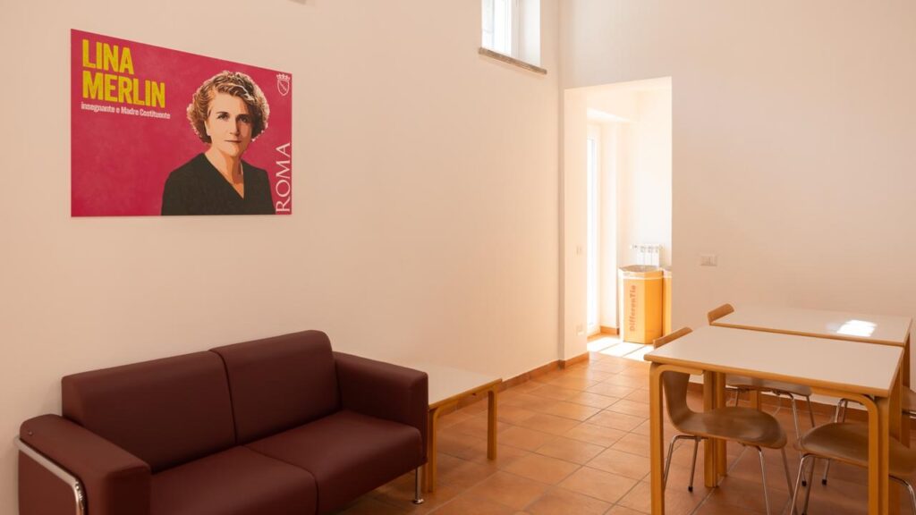 Area relax con divano e poster Lina Merlin