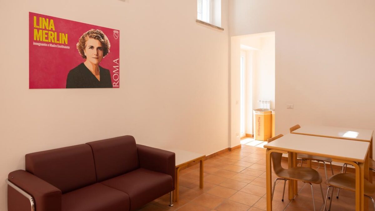 Area relax con divano e poster Lina Merlin