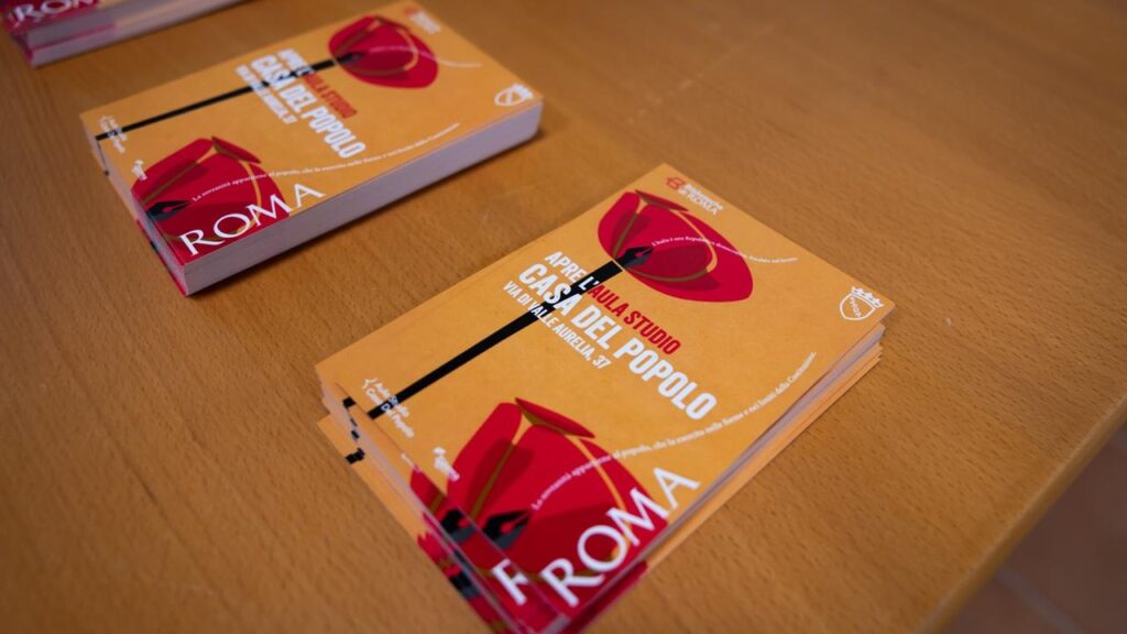 Brochure informative su tavolo aula studio Casa del Popolo