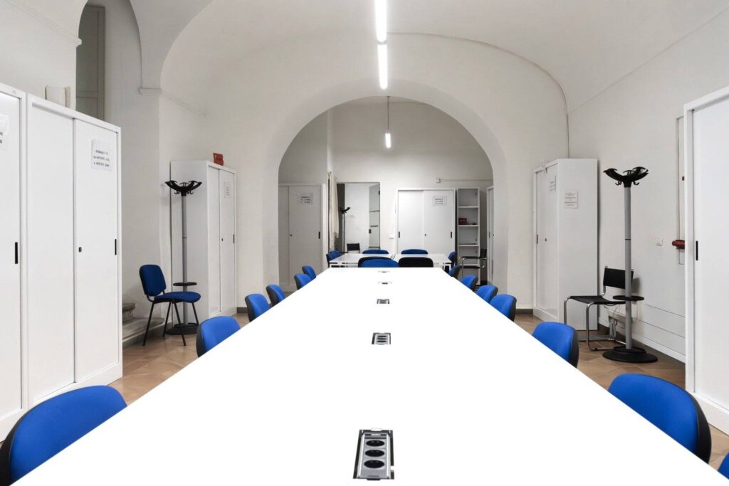 Aula studio con archi e tavoli condivisi al Museo di Roma