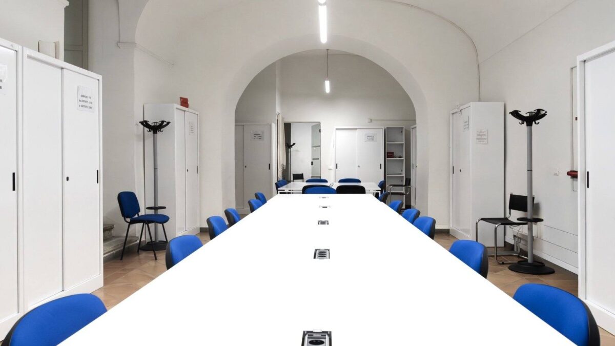 Aula studio con archi e tavoli condivisi al Museo di Roma